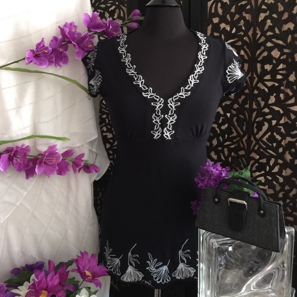 BCBGMaxAzria Tops - 🌺 BCBG Black & White Embroidered Cap Sleeve Top🌺