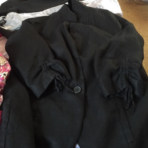 **NEVER WORN** All black elbow length Blazer