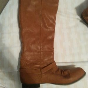 Looking to sell boots that I purchased a year ago.