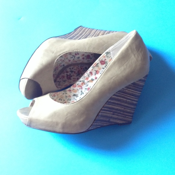 Wedge pumps, wood like platform