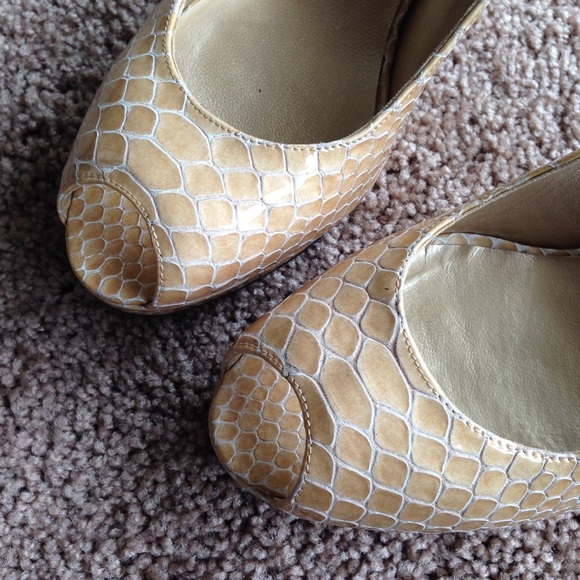 [FINAL PRICE] Stuart Weitzman Gold Pumps