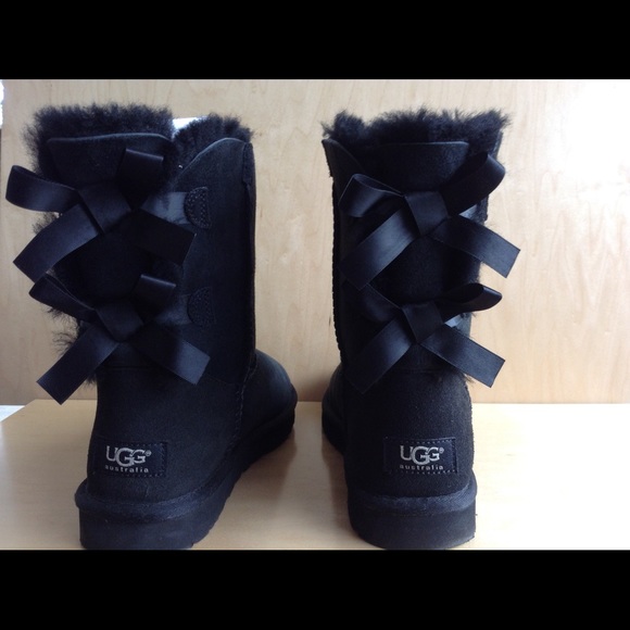 UGG Boots - Black ugg boots with bowls