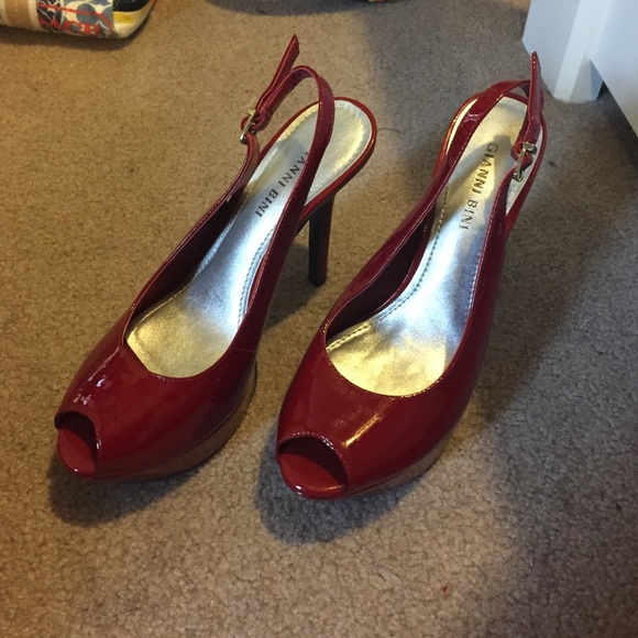 Red Gianni Bini platform pumps.