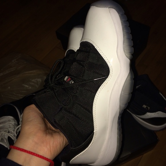 Air Jordan 11 low tuxedo size 6Y - Picture 2 of 4
