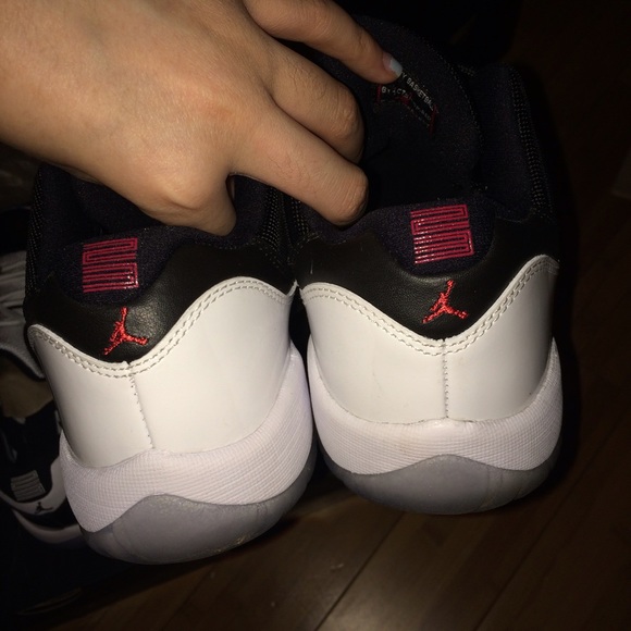 Air Jordan 11 low tuxedo size 6Y - Picture 3 of 4