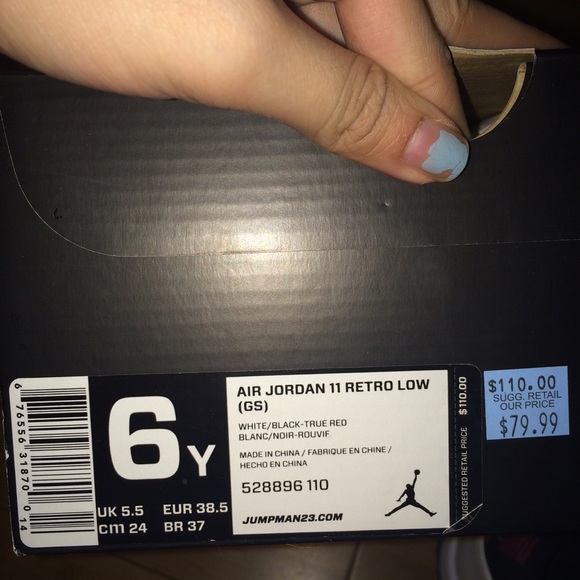 Air Jordan 11 low tuxedo size 6Y - Picture 4 of 4