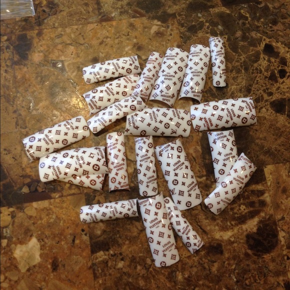 White and brown nail tips