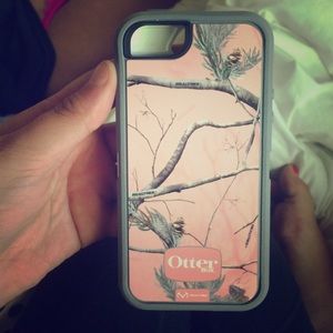 Pink camo otter box 5/5s