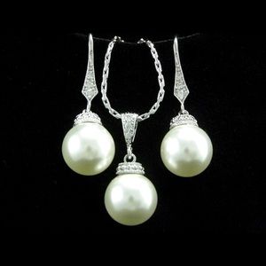 Swarovski pearl set jewelry necklace and earrings