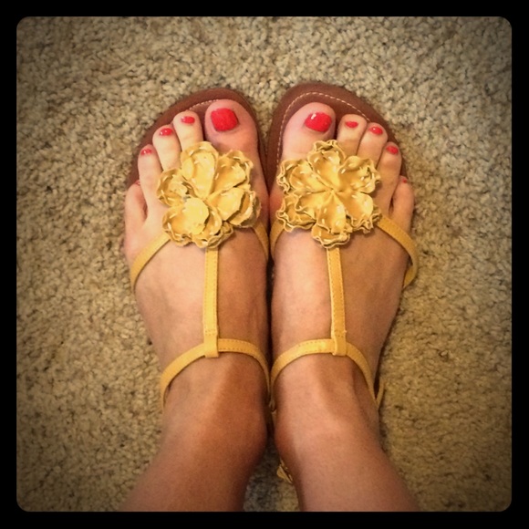 Steve Madden Yellow flower sandals
