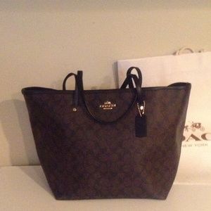 Nwt coach large signature taxi tote (brown/black)