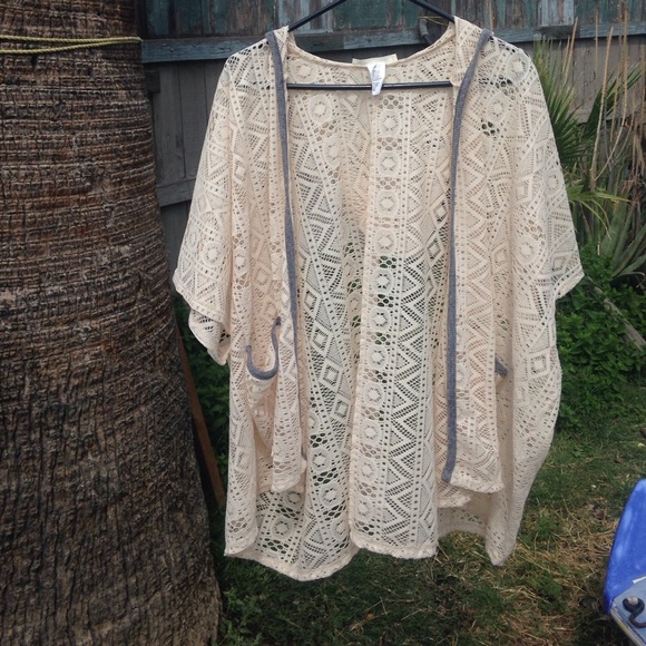Open-Knit kimono with hoodie