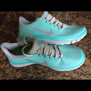 New Tiffany blue nikes size 6.5