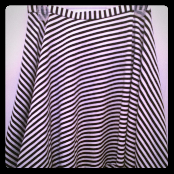 NWT Ladies NY & Co Sz Med Blk/Wht Flirty skirt