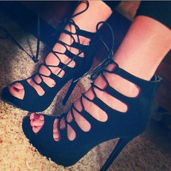 Vixen Black Open Toe Lace Shoes