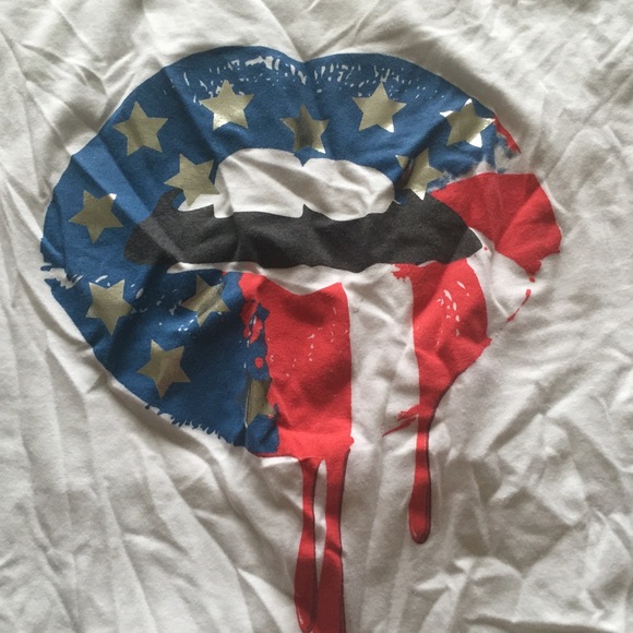 ✨SOLD IN BUNDLE✨American Flag lips white top - Picture 2 of 3
