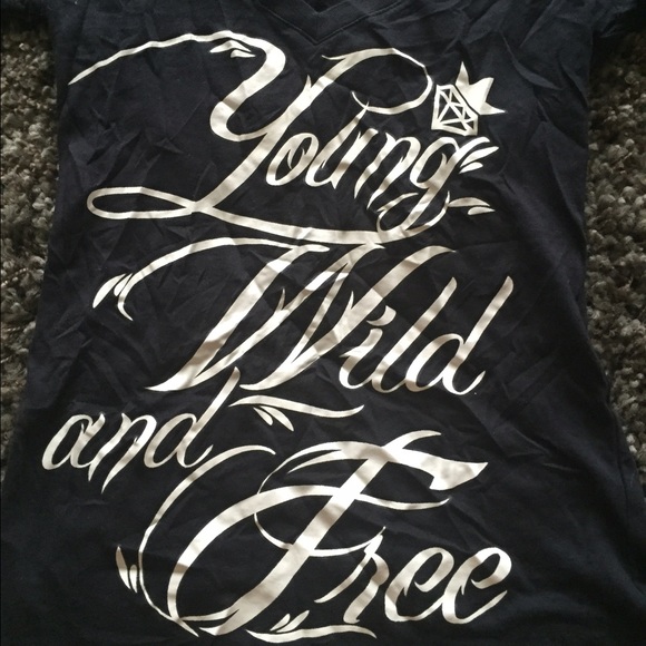 โจSOLDINBUNDLEโจ๐HP๐Young wild & free graphic top - Picture 2 of 4