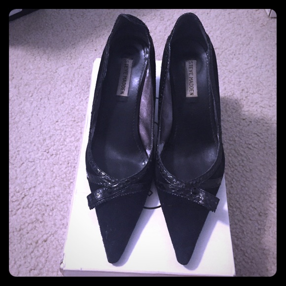 Steve Madden black suede low heel shoes. - Picture 1 of 4