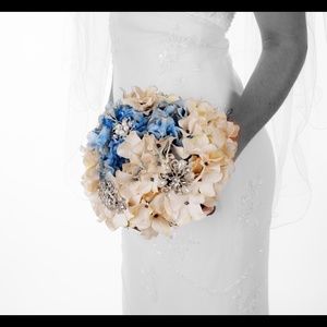 Flowerless broach bridal bouquet