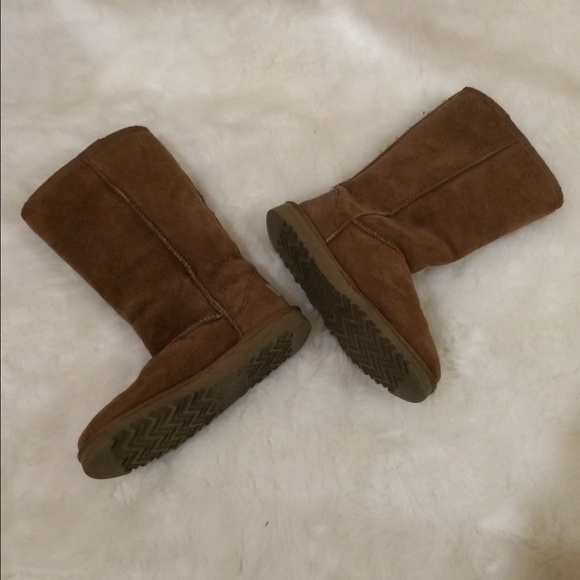 Chestnut colored uggs - Picture 2 of 3