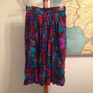 Vintage colorful skirt with pockets.