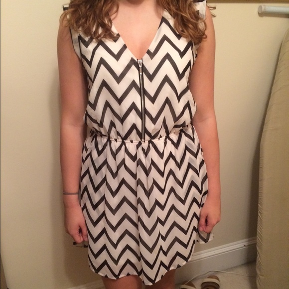 Black and white zig zag pattern guess dress