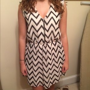 Black and white zig zag pattern guess dress