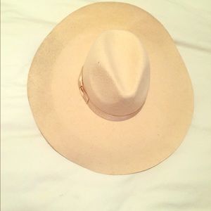 lack of color "Montana" hat in cream