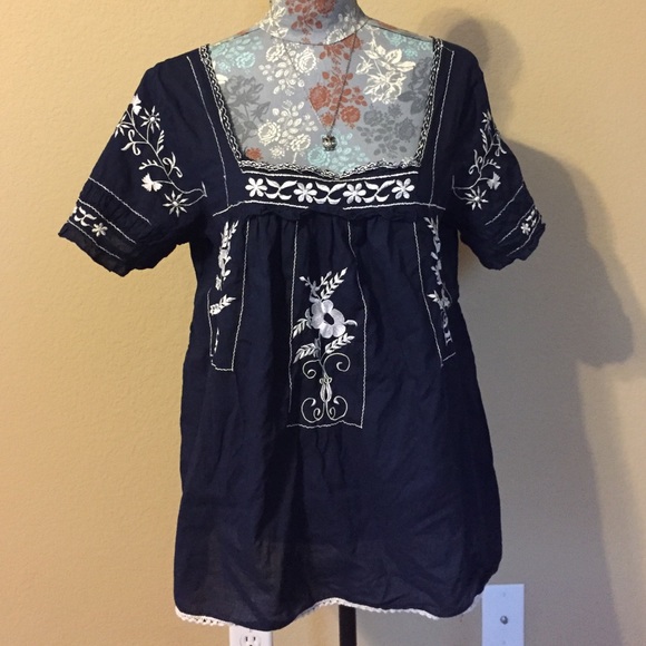 Top. Blue white embroidery. Sz L