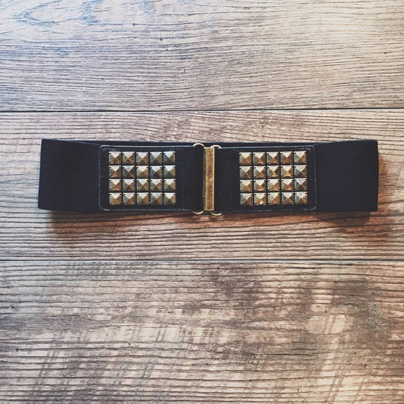 • Studded Mid-Waist Belt •