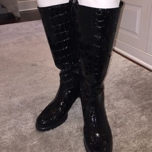 Stuart Weitzman Croc Print Blk Patent Leather Boot