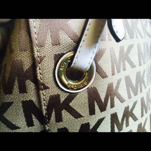 TRADES for BIGGER MK AUTHENTIC PURSES !!! 👜 - Picture 3 of 4