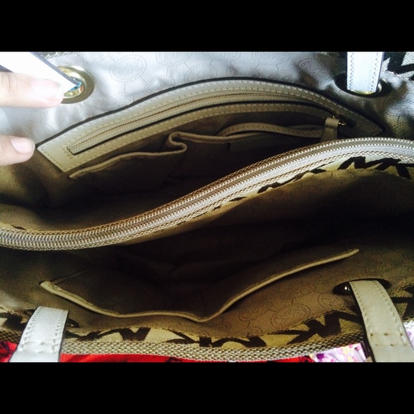 TRADES for BIGGER MK AUTHENTIC PURSES !!! 👜 - Picture 4 of 4