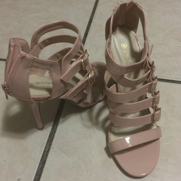 Sexy 4" patent leather nude heels. Size 8. NWT NIB