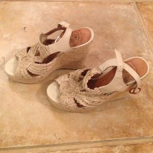 Adorable Lucky Brand wedges!