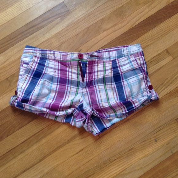 Adorable plaid shorts  💜💛