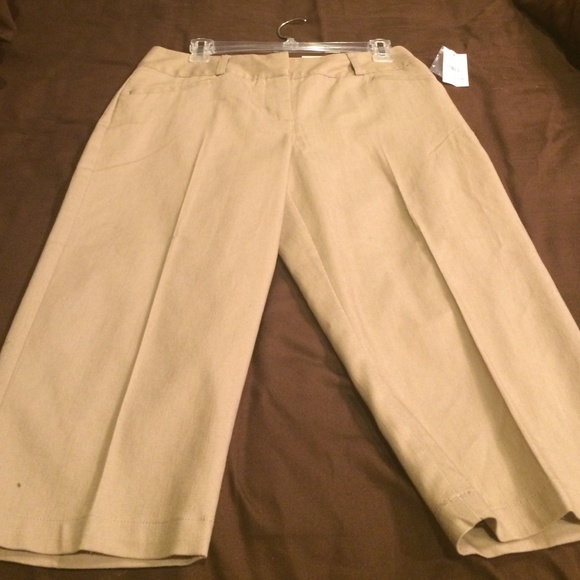 Cato brand khaki capris - size 6 -NWT