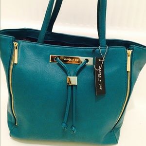 🎉HP"Casual Friday"🎉Olivia+Joy Peacock Tote Bag