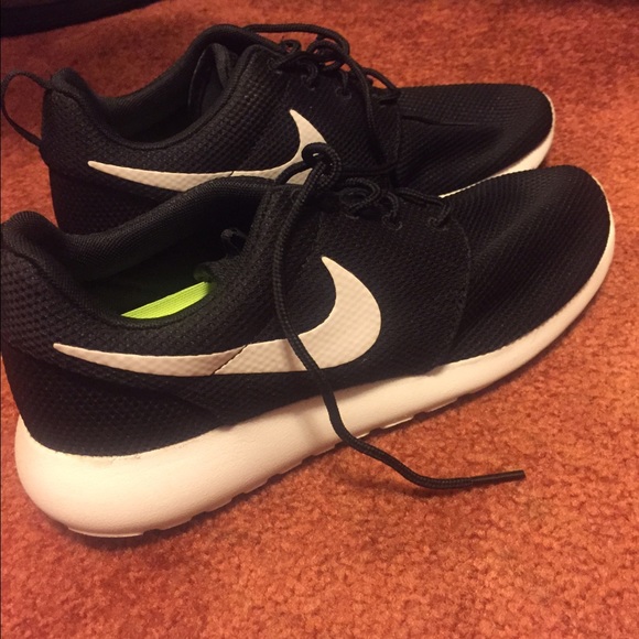Women's limited Black/White Nike Rosherun sneakers