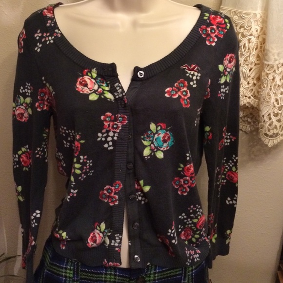 Hollister gray flowered 3/4 sleeve sweater L