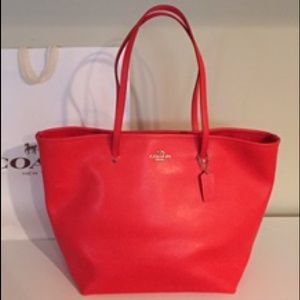 Nwt coach large leather taxi tote in coral