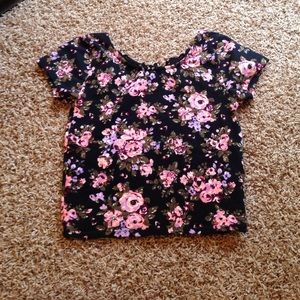 Floral crop top! 🌸