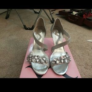 Size 6 nina heels.