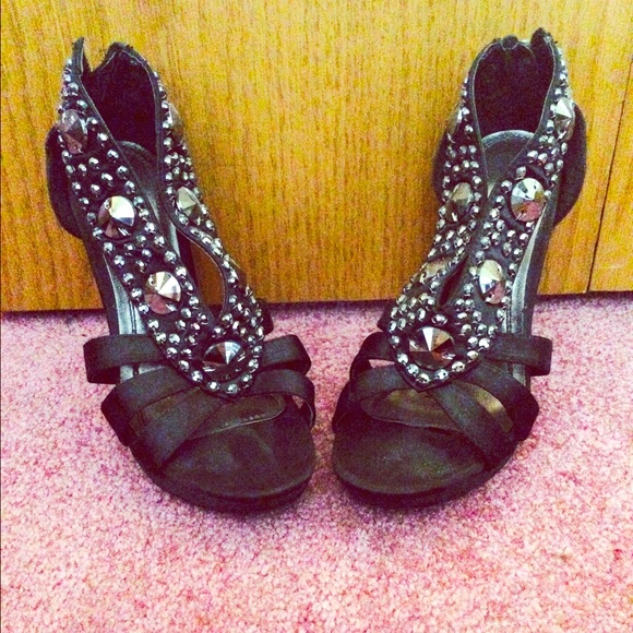 Black heels studded - Picture 1 of 3