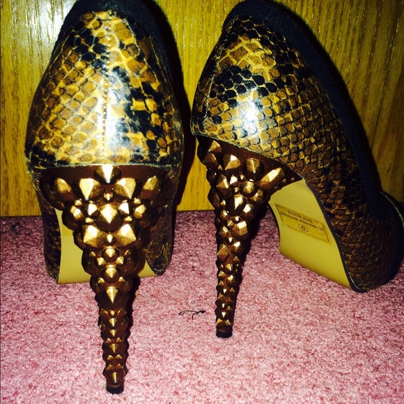 Snake skin pumps with studded heel! - Picture 1 of 4