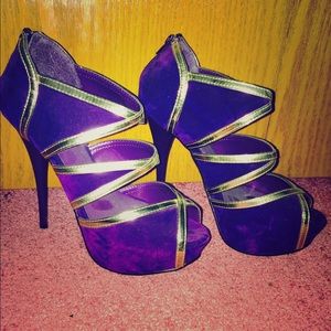 Sexy deep purple heels with gold band