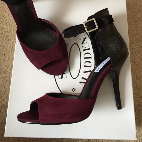 Velvet and Snake Embossed Pump