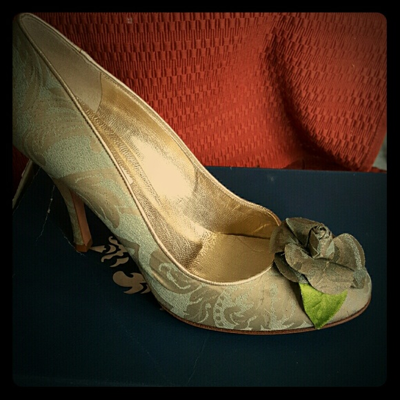 Olive and gold flower pump