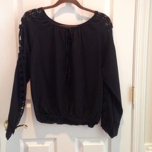 Blouse with side open arm