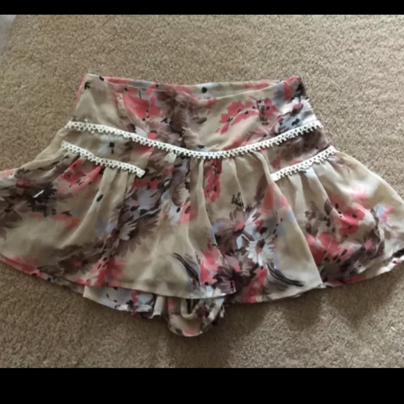 Lipsy London floral Shorts new with out tag (6)